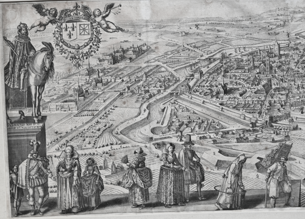 Premier feuillet du plan de Paris de 1617. On trouve le roi Henri III sur son cheval accompagné d'anges portant les armes de France et de Navarre. Au pied des gentilshommes, dames, et porteurs d'eau et de bois